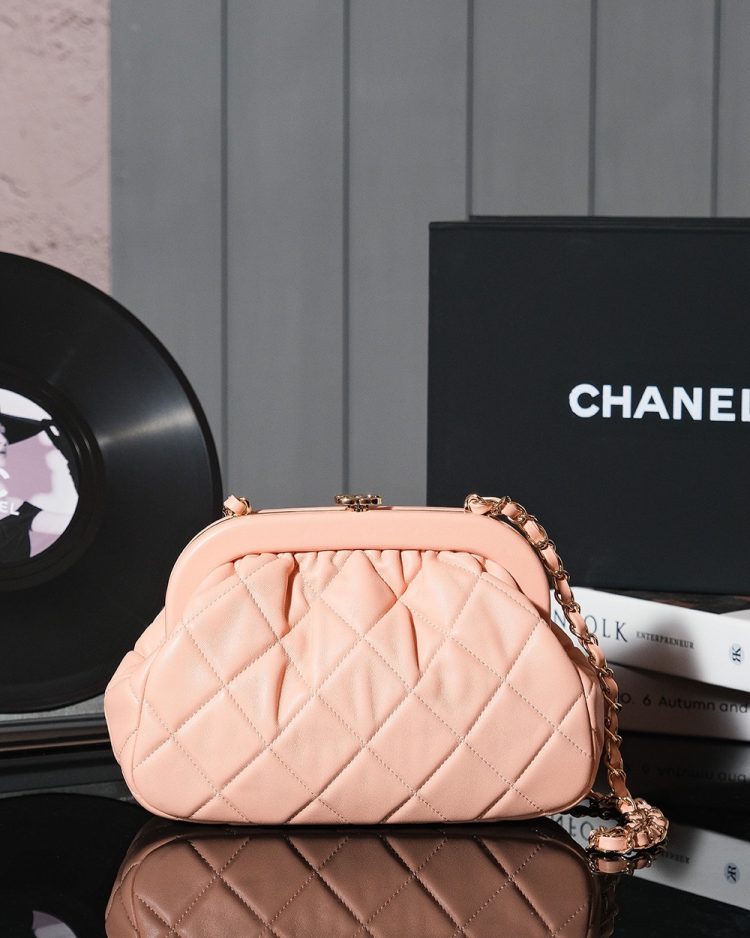 Chanel women's bag [Official number: 4714] (1)