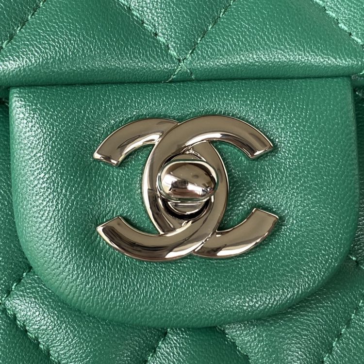 Chanel women's bag [Official number: 01112] - Image 4