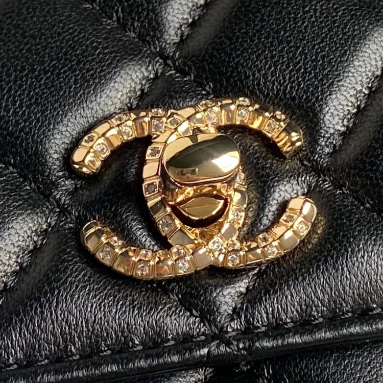 Chanel women's bag [Official number: 4044] - Image 4